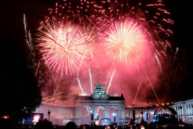 21 Temmuz 2024 'te Brüksel' deki Cinquantenaire Park 'ta düzenlenen Ulusal Bayram kutlamaları sırasında havai fişekler patladı..