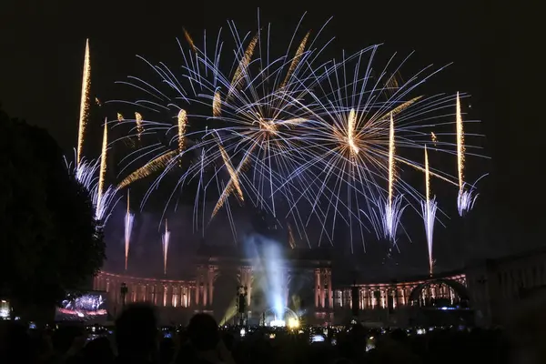 21 Temmuz 2024 'te Brüksel' deki Cinquantenaire Park 'ta düzenlenen Ulusal Bayram kutlamaları sırasında havai fişekler patladı..