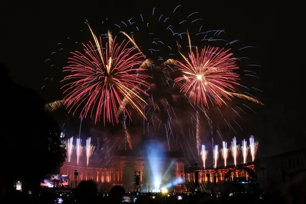 21 Temmuz 2024 'te Brüksel' deki Cinquantenaire Park 'ta düzenlenen Ulusal Bayram kutlamaları sırasında havai fişekler patladı..