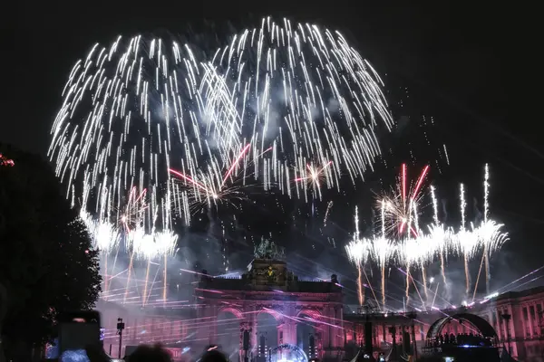 21 Temmuz 2024 'te Brüksel' deki Cinquantenaire Park 'ta düzenlenen Ulusal Bayram kutlamaları sırasında havai fişekler patladı..