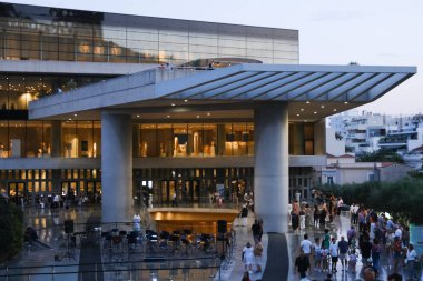 Turistler 19 Ağustos 2024 'te Yunanistan' ın Atina kentindeki Akropol müzesini ziyaret ettiler.