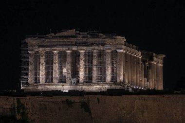 19 Ağustos 2024 'te Atina, Yunanistan' da gece boyunca Akropol Tepesi manzarası.