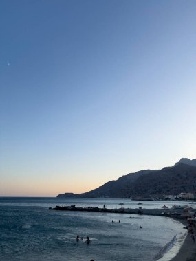  İnsanlar 11 Ağustos 2024 'te Yunanistan' ın Tsoutsouros plajındaki sıcak bir günde denizin tadını çıkarıyorlar.. 