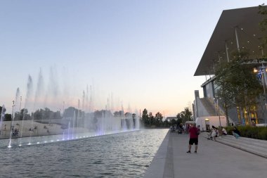 Yunanistan 'ın Atina kentindeki Stavros Niarchos Vakfı Kültür Merkezi' nde 27 Ağustos 2024 'te insanlar yürüyor. 