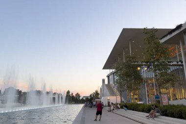 Yunanistan 'ın Atina kentindeki Stavros Niarchos Vakfı Kültür Merkezi' nde 27 Ağustos 2024 'te insanlar yürüyor. 