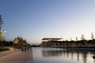 Yunanistan 'ın Atina kentindeki Stavros Niarchos Vakfı Kültür Merkezi' nde 27 Ağustos 2024 'te insanlar yürüyor. 