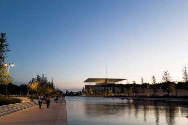 Yunanistan 'ın Atina kentindeki Stavros Niarchos Vakfı Kültür Merkezi' nde 27 Ağustos 2024 'te insanlar yürüyor. 