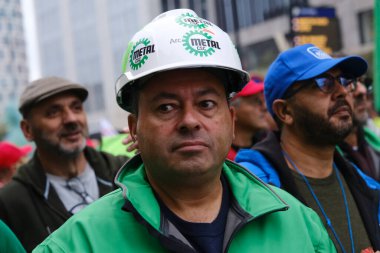 Volkswagen 'in Brüksel' deki lüks Audi markasını 16 Eylül 2024 'te Brüksel' de kapatabileceği yönündeki uyarısı üzerine, Audi işçilerine destek amaçlı bir gösteriye işçiler ve sendikalar katıldı.