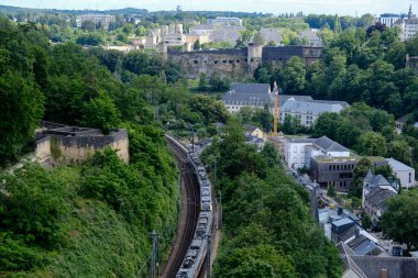 19 Haziran 2024 'te Lüksemburg' daki köprüden bir tren geçer..