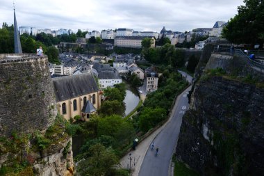 19 Haziran 2024 'te Lüksemburg' daki Petrusse Vadisi 'nin panoramik manzarası. Petrusse Vadisi restorasyon projesi vadinin bozulan ekosistemlerini canlandırmayı amaçlıyordu..