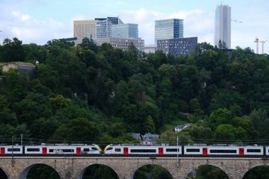 19 Haziran 2024 'te Lüksemburg' daki köprüden bir tren geçer..