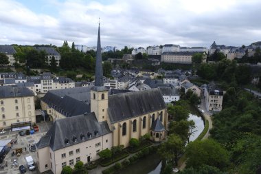 19 Haziran 2024 'te Lüksemburg' daki Petrusse Vadisi 'nin panoramik manzarası. Petrusse Vadisi restorasyon projesi vadinin bozulan ekosistemlerini canlandırmayı amaçlıyordu..