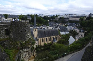 19 Haziran 2024 'te Lüksemburg' daki Petrusse Vadisi 'nin panoramik manzarası. Petrusse Vadisi restorasyon projesi vadinin bozulan ekosistemlerini canlandırmayı amaçlıyordu..