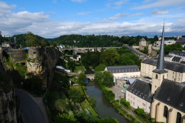19 Haziran 2024 'te Lüksemburg' daki Petrusse Vadisi 'nin panoramik manzarası. Petrusse Vadisi restorasyon projesi vadinin bozulan ekosistemlerini canlandırmayı amaçlıyordu..