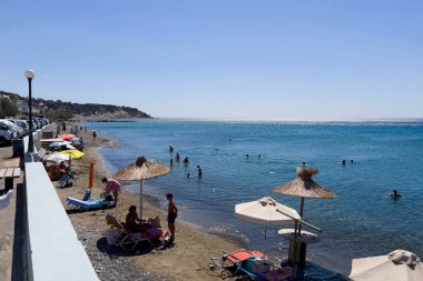  İnsanlar 16 Ağustos 2024 'te Yunanistan' ın Tsoutsouros plajında sıcak bir günde denizin tadını çıkarıyorlar.. 