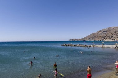  İnsanlar 16 Ağustos 2024 'te Yunanistan' ın Tsoutsouros plajında sıcak bir günde denizin tadını çıkarıyorlar.. 