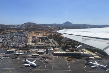 17 Ağustos 2024 'te Yunanistan' daki Heraklion uluslararası havaalanındaki park halindeki uçakların hava görüntüsü.