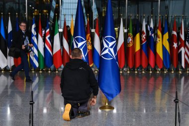 1 Ekim 2024 'te Brüksel, Belçika' daki örgüt merkezinde NATO üyesi ülkelerin ulusal bayrakları.