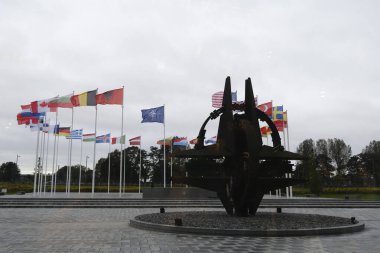 1 Ekim 2024 'te Brüksel, Belçika' daki örgüt merkezinde NATO üyesi ülkelerin ulusal bayrakları.