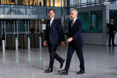 NATO 'nun yeni Genel Sekreteri Mark Rutte ve görev süresi sona eren Bakan Jens Stoltenberg, 1 Ekim 2024' te Brüksel, Belçika 'daki NATO karargahında düzenlenen devir teslim töreninde düzenledikleri basın toplantısında,.