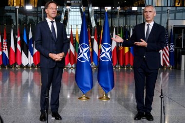 NATO 'nun yeni Genel Sekreteri Mark Rutte ve görev süresi sona eren Bakan Jens Stoltenberg, 1 Ekim 2024' te Brüksel, Belçika 'daki NATO karargahında düzenlenen devir teslim töreninde düzenledikleri basın toplantısında,.