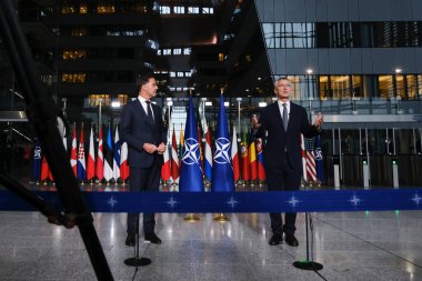 NATO 'nun yeni Genel Sekreteri Mark Rutte ve görev süresi sona eren Bakan Jens Stoltenberg, 1 Ekim 2024' te Brüksel, Belçika 'daki NATO karargahında düzenlenen devir teslim töreninde düzenledikleri basın toplantısında,.