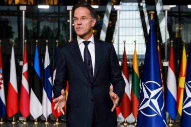 NATO 'nun yeni Genel Sekreteri Mark Rutte ve görev süresi sona eren Bakan Jens Stoltenberg, 1 Ekim 2024' te Brüksel, Belçika 'daki NATO karargahında düzenlenen devir teslim töreninde düzenledikleri basın toplantısında,.