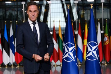 NATO 'nun yeni Genel Sekreteri Mark Rutte ve görev süresi sona eren Bakan Jens Stoltenberg, 1 Ekim 2024' te Brüksel, Belçika 'daki NATO karargahında düzenlenen devir teslim töreninde düzenledikleri basın toplantısında,.