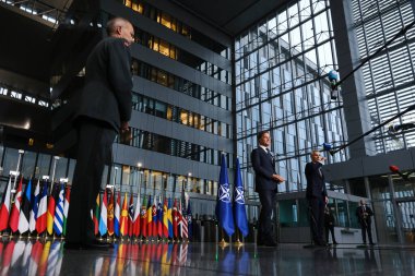 NATO 'nun yeni Genel Sekreteri Mark Rutte ve görev süresi sona eren Bakan Jens Stoltenberg, 1 Ekim 2024' te Brüksel, Belçika 'daki NATO karargahında düzenlenen devir teslim töreninde düzenledikleri basın toplantısında,.