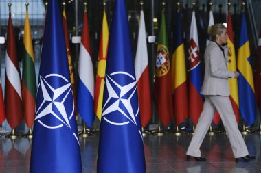 1 Ekim 2024 'te Brüksel, Belçika' daki örgüt merkezinde NATO üyesi ülkelerin ulusal bayrakları.
