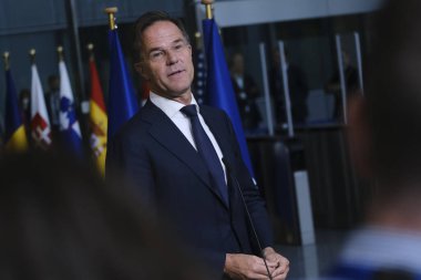 NATO 'nun yeni Genel Sekreteri Mark Rutte ve görev süresi sona eren Bakan Jens Stoltenberg, 1 Ekim 2024' te Brüksel, Belçika 'daki NATO karargahında düzenlenen devir teslim töreninde düzenledikleri basın toplantısında,.