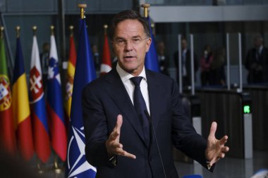 NATO 'nun yeni Genel Sekreteri Mark Rutte ve görev süresi sona eren Bakan Jens Stoltenberg, 1 Ekim 2024' te Brüksel, Belçika 'daki NATO karargahında düzenlenen devir teslim töreninde düzenledikleri basın toplantısında,.
