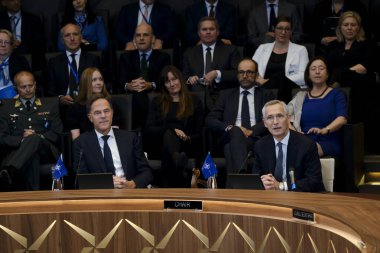 NATO 'nun yeni Genel Sekreteri Mark Rutte ve giden NATO Genel Sekreteri Jens Stoltenberg, 1 Ekim 2024' te Brüksel, Belçika 'daki NATO karargahında düzenlenen devir teslim töreninde. 