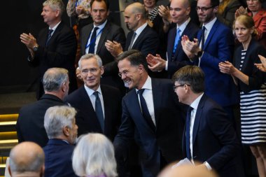 NATO 'nun yeni Genel Sekreteri Mark Rutte ve giden NATO Genel Sekreteri Jens Stoltenberg, 1 Ekim 2024' te Brüksel, Belçika 'daki NATO karargahında düzenlenen devir teslim töreninde. 