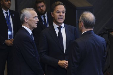 NATO 'nun yeni Genel Sekreteri Mark Rutte ve giden NATO Genel Sekreteri Jens Stoltenberg, 1 Ekim 2024' te Brüksel, Belçika 'daki NATO karargahında düzenlenen devir teslim töreninde. 