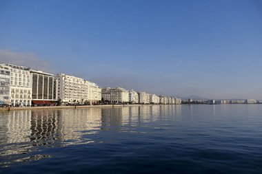 Yunanistan 'ın kuzeyindeki Selanik kentinde 6 Ocak 2025' te deniz kenarındaki konutların manzarası.