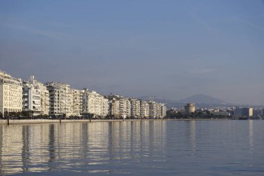 Yunanistan 'ın kuzeyindeki Selanik kentinde 6 Ocak 2025' te deniz kenarındaki konutların manzarası.