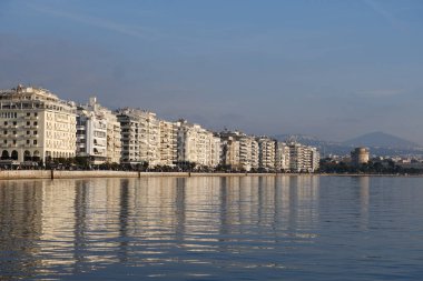 Yunanistan 'ın kuzeyindeki Selanik kentinde 6 Ocak 2025' te deniz kenarındaki konutların manzarası.