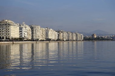 Yunanistan 'ın kuzeyindeki Selanik kentinde 6 Ocak 2025' te deniz kenarındaki konutların manzarası.