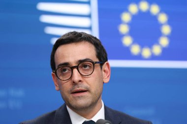 Avrupa Refah ve Endüstriyel Stratejiden Sorumlu Komisyon Üyesi Stéphane Sejourne, 12 Mart 2025 'te Brüksel, Belçika' da yapılan AB Bakanlar Kurulu toplantısı sonrasında basın toplantısında.