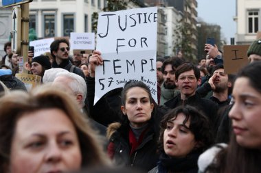 28 Şubat 2025 'te Brüksel, Belçika' da 57 kişinin hayatına mal olan Tempe Vadisi 'ndeki ölümcül tren kazası için adalet ve hesap verilmesini talep eden insanlar,.