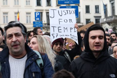 28 Şubat 2025 'te Brüksel, Belçika' da 57 kişinin hayatına mal olan Tempe Vadisi 'ndeki ölümcül tren kazası için adalet ve hesap verilmesini talep eden insanlar,.