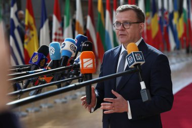 Finlandiya Başbakanı Petteri ORPO, 20 Mart 2025 'te Brüksel' deki AB genel merkezinde AB Zirvesi 'nin başında basın açıklaması yaptı..