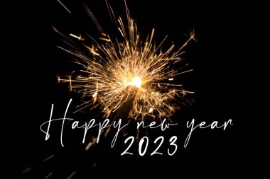 Mutlu yıllar 2023 Turuncu Maytap Yeni Yıl Arifesi. Yıl dönümünde yapılan lüks eğlence kutlamaları. Koyu arkaplanda parlayan ışık kıvılcımlarıyla kaliteli gece hayatı görüntüsü.