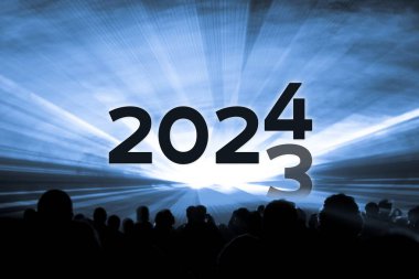 Yıl sonu 2023 mavi lazer gösterisi partisi. Yeni yıl kutlamalarında seyircilerle dolu lüks bir eğlence. Tatil sezonunda gece hayatı etkinliği.