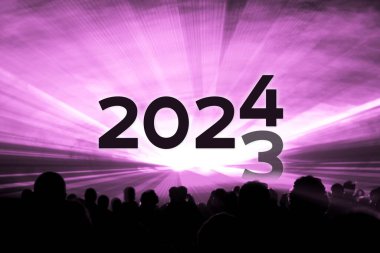 2023 yılı sonu 2024 pembe lazer gösterisi partisi. Yeni yıl kutlamalarında seyircilerle dolu lüks bir eğlence. Tatil sezonunda gece hayatı etkinliği.