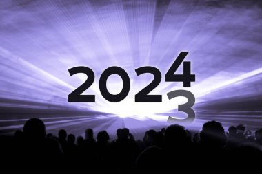 Yıl sonu 2023 mor lazer gösterisi partisi. Yeni yıl kutlamalarında seyircilerle dolu lüks bir eğlence. Tatil sezonunda gece hayatı etkinliği.