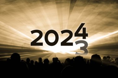 2023 yılı sonu 2024 sarı lazer gösterisi partisi. Yeni yıl kutlamalarında seyircilerle dolu lüks bir eğlence. Tatil sezonunda gece hayatı etkinliği.