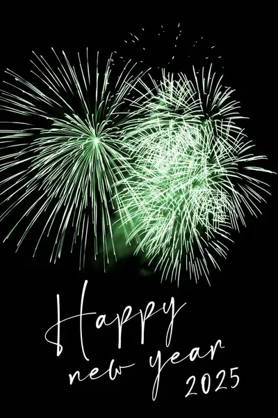 Mutlu yıllar 2025 yeşil havai fişek yıldızları yeni yıl arifesi. Şatafatlı havai fişek gösterisi, yılın dönüm noktası kutlaması. Tatil sezonu partisi zamanı. Birinci sınıf eğlence gece hayatı geçmişi.