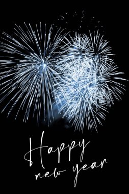 Mutlu yıllar mavi havai fişek yıldızları yeni yıl arifesi. Şatafatlı havai fişek gösterisi, yılın dönüm noktası kutlaması. Tatil sezonu partisi zamanı. Birinci sınıf eğlence gece hayatı geçmişi.